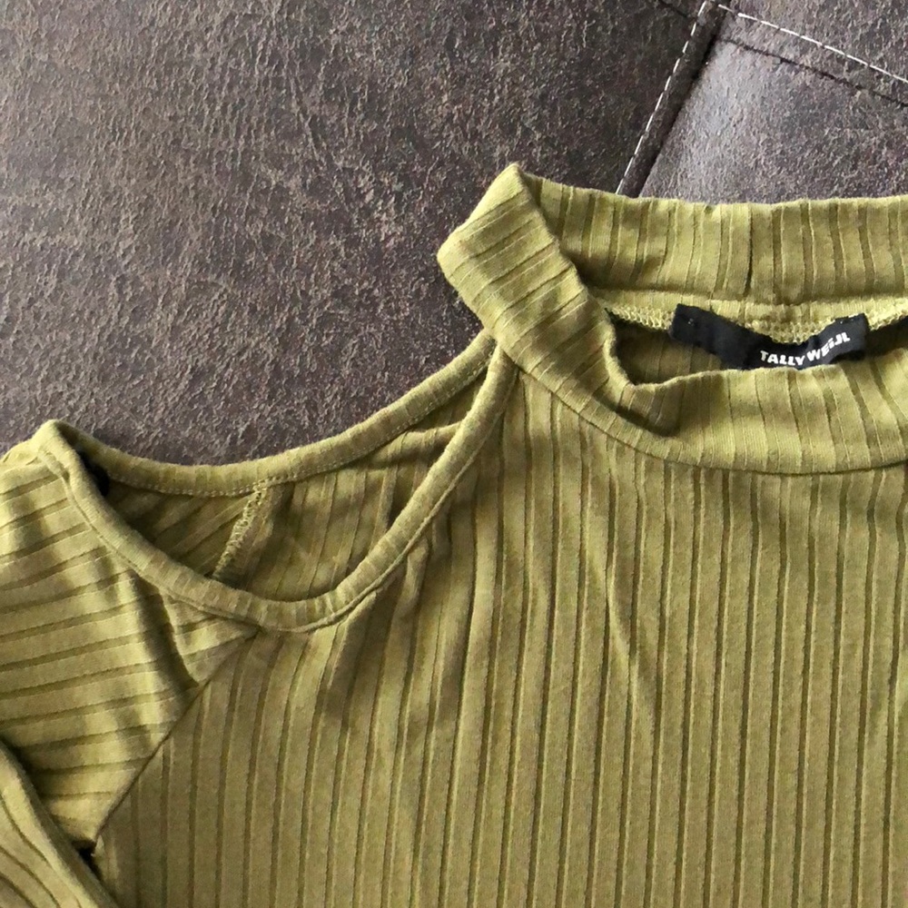🌿OLIVE TOP - Picture 2 of 2